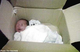 Bé sơ sinh còn dây rốn bị bỏ rơi trong thùng giấy