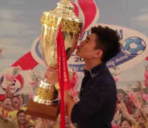 Áp lực của 'thiếu gia nghìn tỷ' đi xe máy