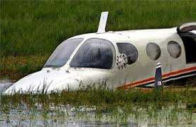 Hộp đen máy bay Lào rơi chìm sâu dưới bùn