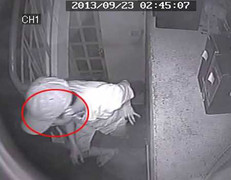 Trộm lục lọi khắp 3 tầng nhà bị camera ghi lại