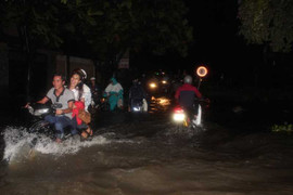 Ảnh: Triều cường cao kỷ lục, dân bì bõm lội 'sông'
