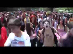 Video: Hàng ngàn 'thây ma' đổ ra đường tuần hành