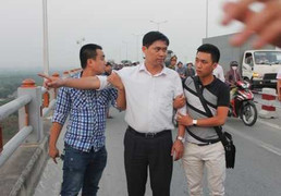 Giám đốc thẩm mỹ viện tái hiện ném xác bệnh nhân xuống sông