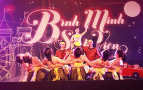 Justa Tee 'cháy' hết mình trên sân khấu trường Kinh tế