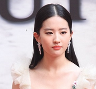 Lưu Diệc Phi trễ nải sánh vai tài tử Nicolas Cage