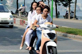 Clip nữ sinh kẹp 5 đánh võng trên đường