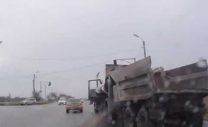 Video: Xe ben húc xe tải, tài xế văng khỏi cabin