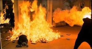 Video: Tạt axit vợ cũ rồi tự thiêu