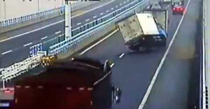 Clip: Xe tải 'làm xiếc' trên phố ngoạn mục chưa từng thấy