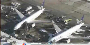 Clip: Hai máy bay va vào nhau, cụt cánh ở sân bay