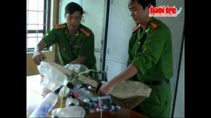 Video: Công an vận động dân nộp 6 khẩu súng tự chế