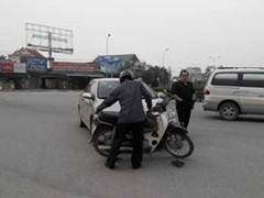 Phó GĐ Sở gây tai nạn, tay đút túi nhìn nạn nhân đau đớn