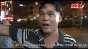 Video: Đi xe đạp, cầm gạch cướp tiệm vàng