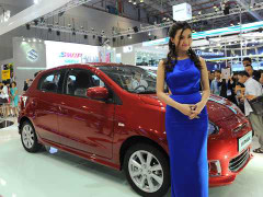 Hot girl Midu chơi xe nhỏ giá rẻ?