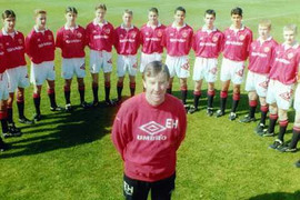 Học đòi Sir Alex, mất luôn 250 tỷ đồng