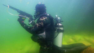 Biệt kích Nga nhận súng bắn dưới nước như AK