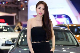 Thủy Tiên đọ sắc hoa khôi thể thao bên siêu xe