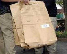 Giấu xác con trong túi, mẹ thản nhiên mua sắm