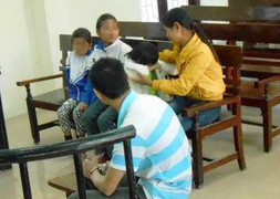 Bị cáo và nạn nhân bị hiếp dâm cùng bật khóc tại tòa