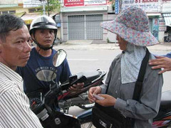 Bán dạo iPhone giá 300.000 đồng