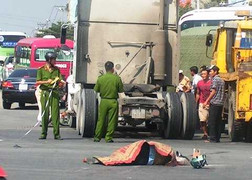Bị container kéo lê giữa đường, một người chết thảm