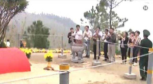 Hàng ngàn người vẫn lặng lẽ viếng mộ Đại tướng