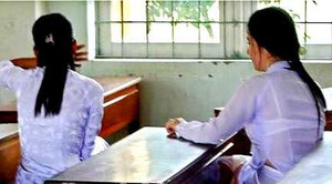 Thời trang xuyên thấu tấn công học đường