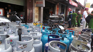 Hình ảnh: Đại lý gas cháy kinh hoàng, hàng trăm người tháo chạy