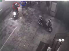 Clip: Táo tợn cướp iPad của du khách nước ngoài giữa phố