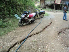 Nghệ An: Nứt núi, hàng trăm hộ dân hoang mang