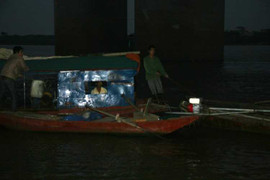 Clip: Thâu đêm tìm kiếm xác nạn nhân bị bác sĩ ném