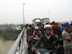 Đang chở nhau qua cầu, cô gái nhảy sông tự tử