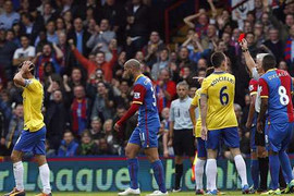 Nóng 24h: Arsenal chấp người vẫn vững ngôi đầu