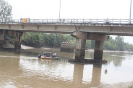 Xà lan vướng gầm cầu vượt, giao thông bị phong tỏa