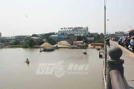 Nam thanh niên tự tử trên cầu Niệm