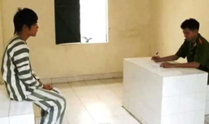 Mang roi điện đi cướp, bị dân tóm gọn