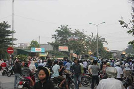 Phản đối khai thác cát, ngàn người chặn ngang QL1A