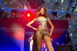 Clip: Hoa hậu ngã xuống hố trong lúc trình diễn áo tắm