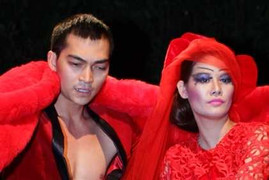 Khương Ngọc dìu Michiyo Phạm Ngà trong show Hoàng Ngân