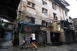 Tập thể '60 tuổi' sắp sập, dân vừa ở vừa 'run'