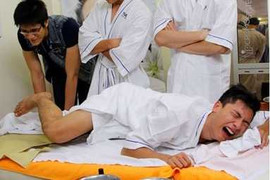 Thí sinh nam Next Top khóc ầm ĩ khi bị nhổ lông chân