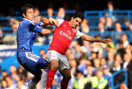 Arsenal-Chelsea: Kẻ thờ ơ, người khao khát