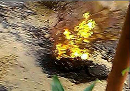 Hố đen phát nổ liên tiếp, tóe lửa như miệng núi lửa