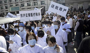 Không hài lòng mũi sau phẫu thuật, bệnh nhân đâm bác sỹ