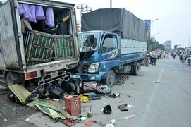 Đỗ xe lề đường, hai phụ nữ bị xe tải đâm tử vong