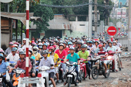 Xây cầu mới, giao thông Sài Gòn hỗn loạn