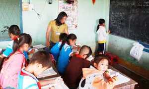 Trường sắp sập, trò học nhờ nhà kho
