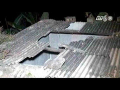 Video: Vật thể lạ rơi xuống nhà dân sau một tiếng nổ lớn