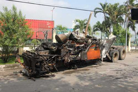 Xe container cháy thành đống sắt vụn