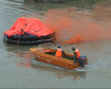 Chiến sỹ 'đánh địch' cứu tàu quân sự